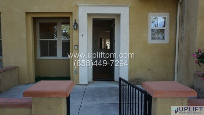 Building Photo - 2 Bed, 3 Bath Townhome Near Parks, Shoppin...