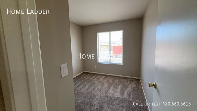 Building Photo - 3213 E Hartford Ave