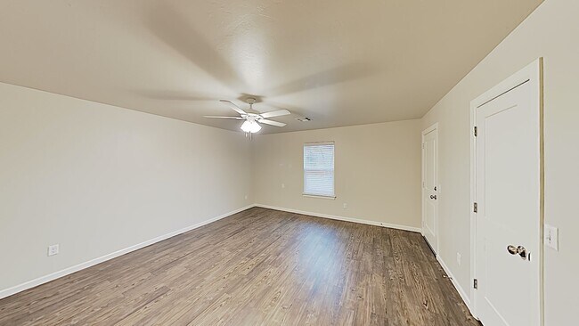 Building Photo - Beautiful 3 Bedroom 2 Bathroom Duplex Next...