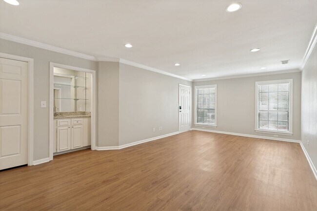 Building Photo - GROUND-FLOOR 2-BEDROOM ALAMO HEIGHTS CONDOMINIUM