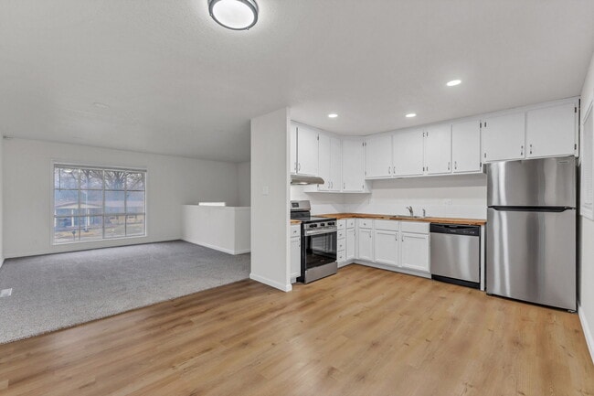 Building Photo - 3112 SW Grand Ct