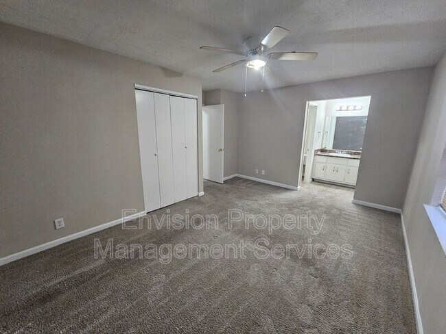 Building Photo - 2987 Medina Dr