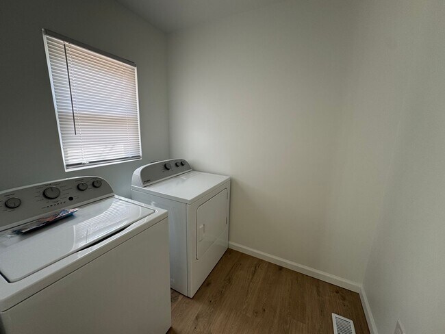 Building Photo - 3 Bedroom, 1 bath house with a bonus room