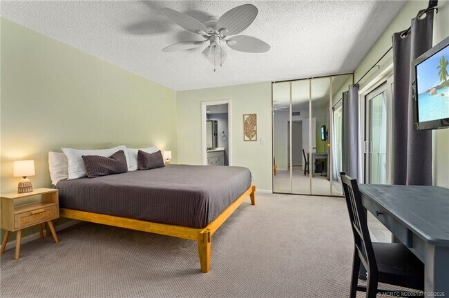 Building Photo - 5616 SE Riverboat Dr