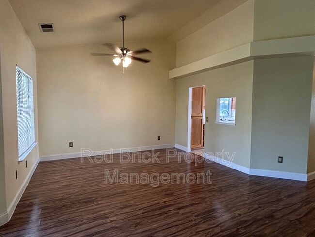 Building Photo - 1061 E Donna Dr