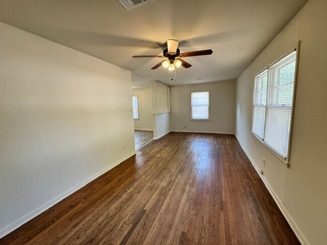 Building Photo - 3 bedroom in Norman Schools, No carpet, fridge and gas stove!