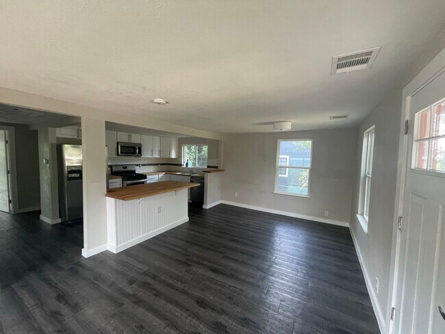 Building Photo - Charming South Georgetown Gem with Timeless Appeal