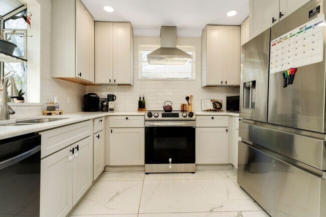 Building Photo - 1422 Benjamin St