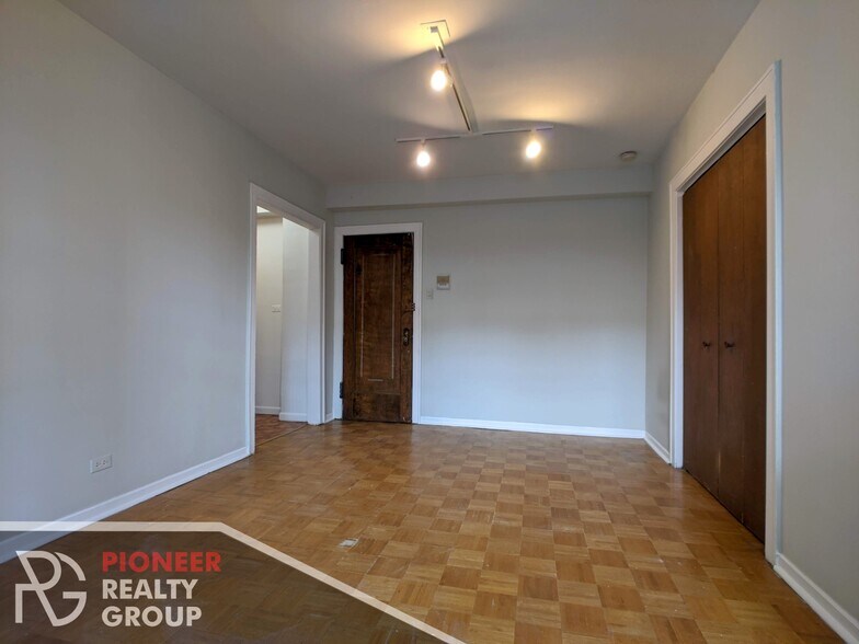 Building Photo - 737 W Belmont Ave