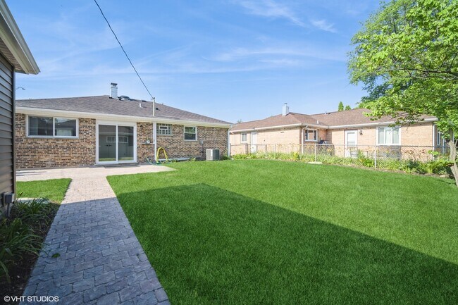 Building Photo - 648 Oakwood Ct