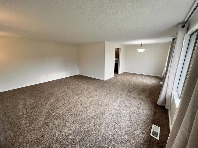 Building Photo - Rambler Golf Course View 3bd 2bath Avail. March 6th