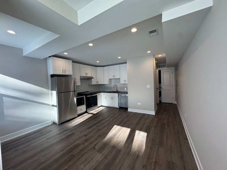 Building Photo - 1712 W Lunt Ave