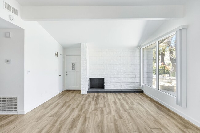 Building Photo - Limited-Time Move-In Special – $500 Deposi...