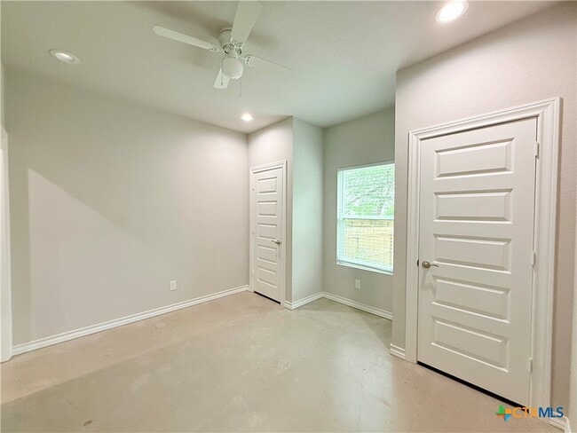 Building Photo - 611 E Martindale St