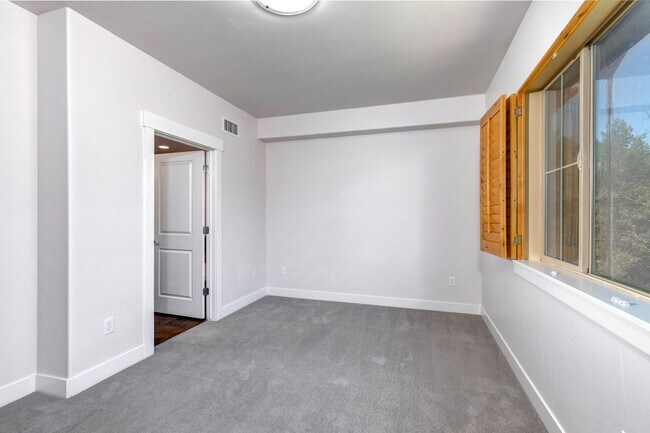 Building Photo - Unfurnished Condo Retreat with Modern Comf...