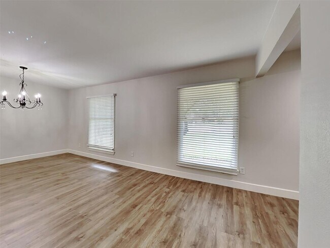 Building Photo - 2202 Briarwood Blvd