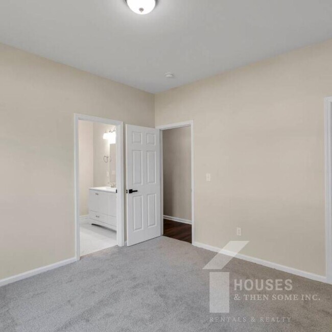 Building Photo - 1505 E Saluda Lake Rd