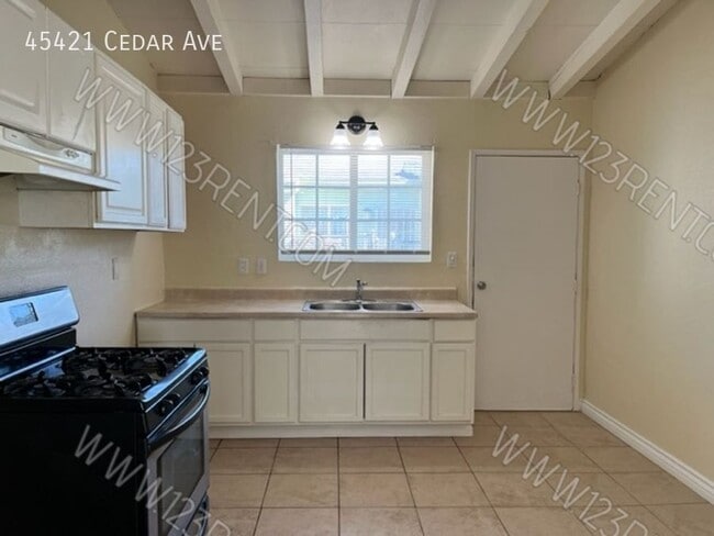 Building Photo - 45421 Cedar Ave