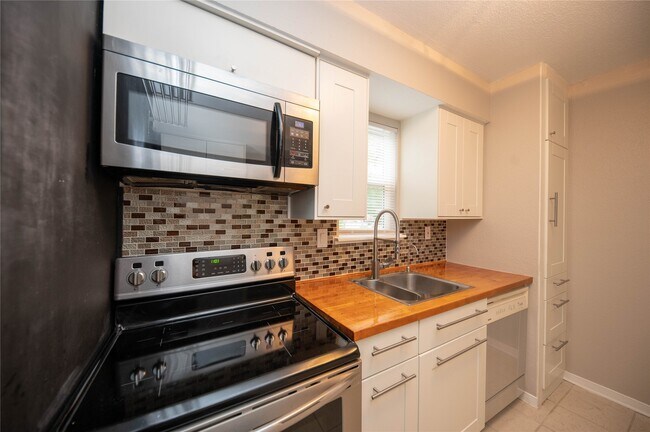 Building Photo - 1880 White Oak Dr