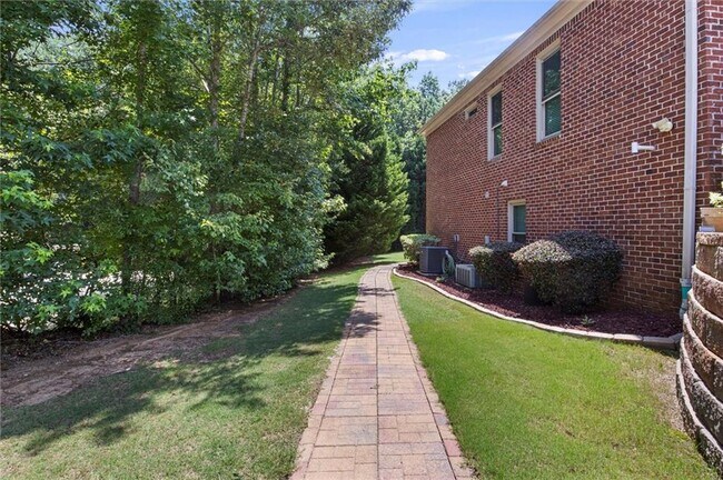 Building Photo - 2115 Julien Overlook