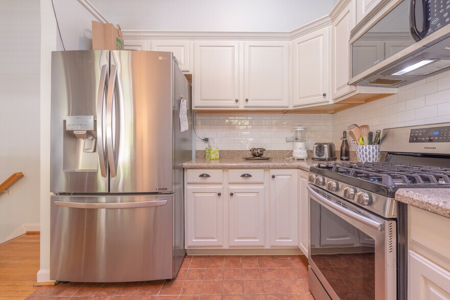 Fully Equipped Kitchen - 275 Kimberly Ave