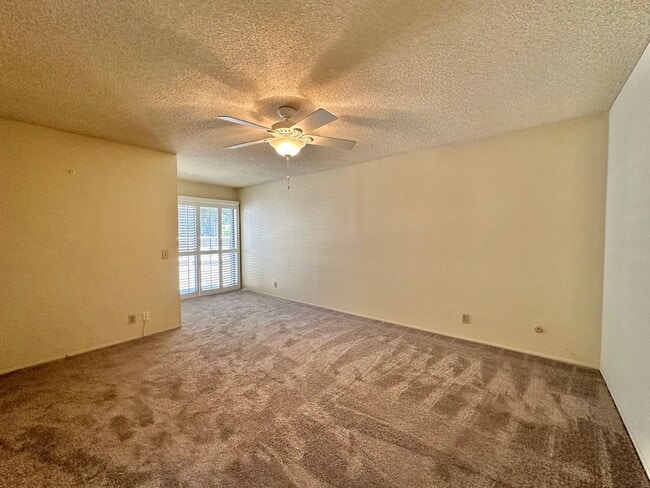 Building Photo - 3 Bedroom Townhome In the Beautiful Smoke ...