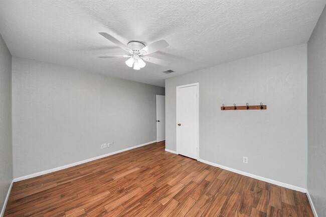 Building Photo - 9422 Val Verde St