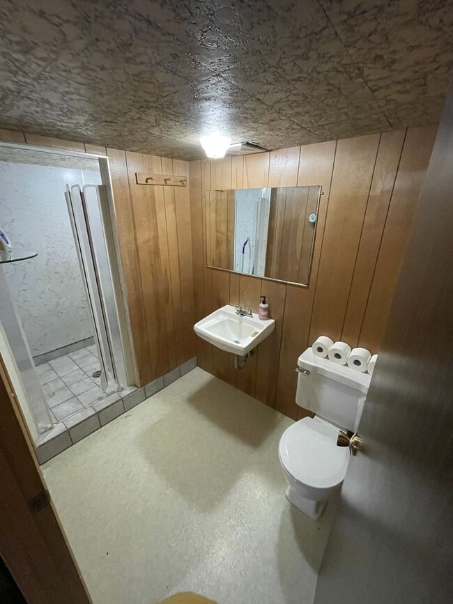 Building Photo - 2 bed, 2 bath, duplex across from park. Ap...