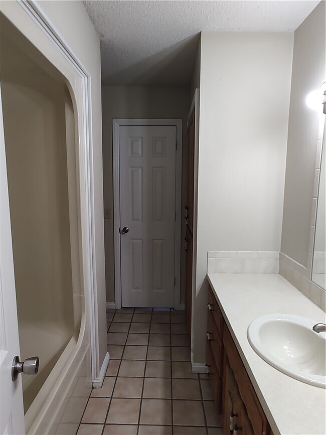 Building Photo - 218 Fox Run Pl