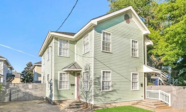 Building Photo - 2408 Oak Aly