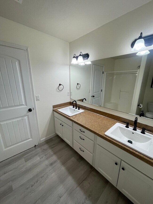 Building Photo - 4 Bedroom House in Jefferson!