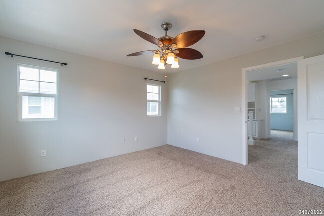 Building Photo - 3 Bed 2.5 Bath Townhome in Spinnaker Place Townhomes 2