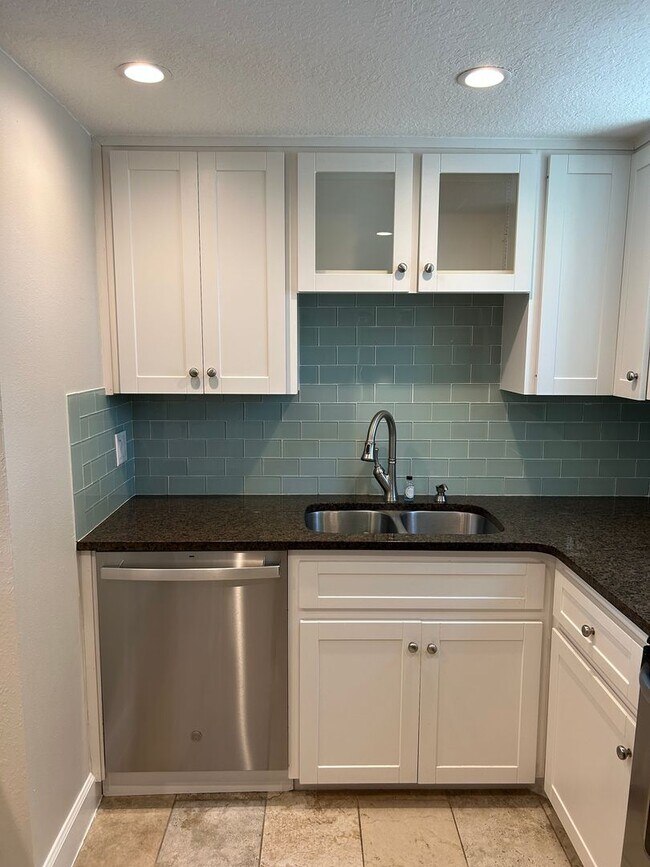 Building Photo - Remodeled Beachside Townhome-Steps from the Beach