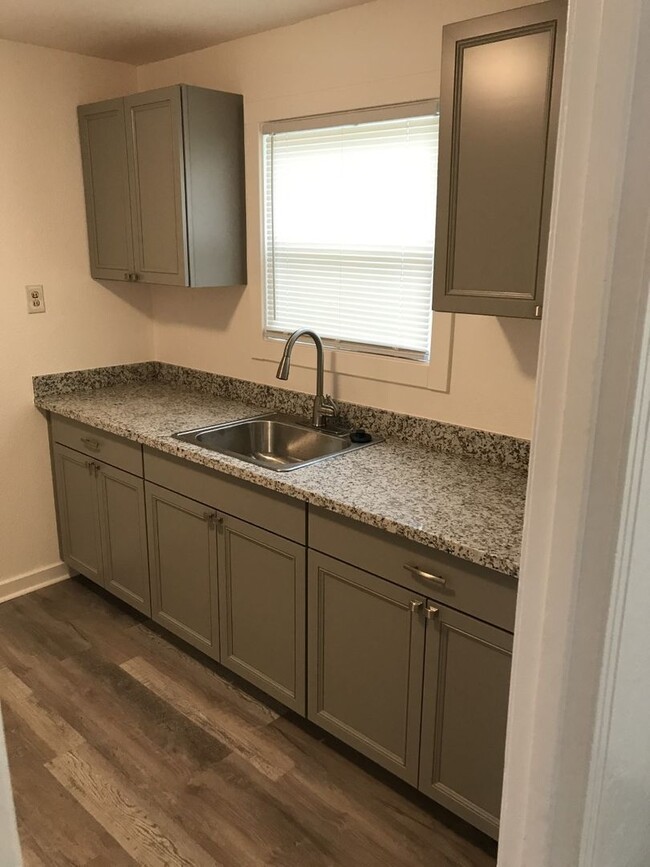 Building Photo - Cute Home in Dixon is Available Now