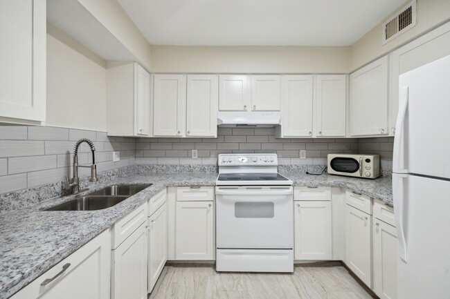 Building Photo - Renovated  condo in the heart of McAllen, ...