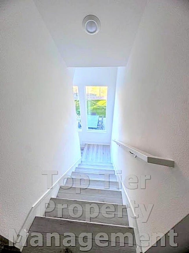 Building Photo - Beautiful & Modern 3 bed/ 3.5 bath/ 2,029 Sqft Condo with amazing Views in Carroll Canyon- Availa...