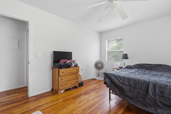 Building Photo - 1734 W Tharpe St