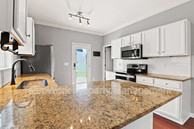 Building Photo - 307 Pimpernel St