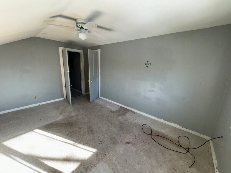 Building Photo - 909 Perry Hwy