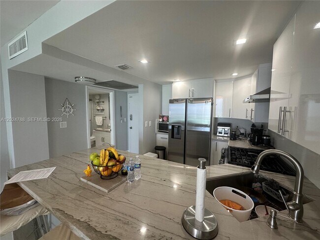Building Photo - 2030 S Ocean Dr