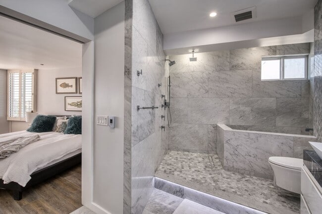 Building Photo - Get Ready for the Boat Parade! Gorgeous Home in Secured High-rise Building With Breathtaking Bay ...