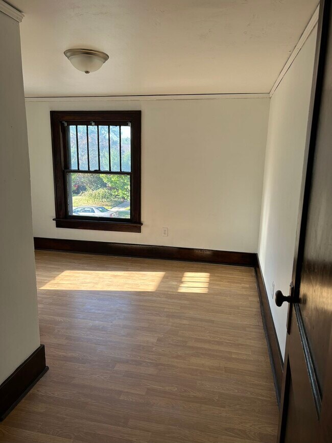 Building Photo - 1011 Maple Row