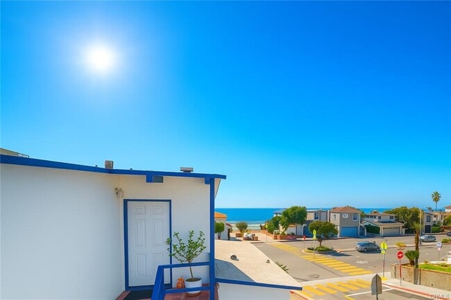 Building Photo - 2461 Palm Dr