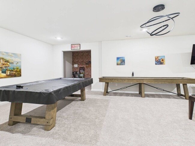 Building Photo - Stunning 5 Bedroom 4.5 Bathroom Located in...