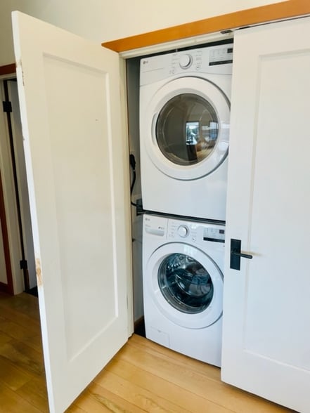 Building Photo - 231 NE Hancock St