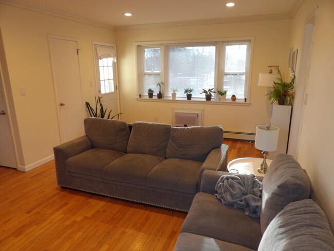 Living Room w/Crown Mldg. - 2 Westervelt Pl