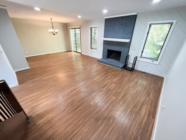 Building Photo - Beautiful 3-story 2 bedroom, 2 1/2 bathroom townhome in Winston Salem