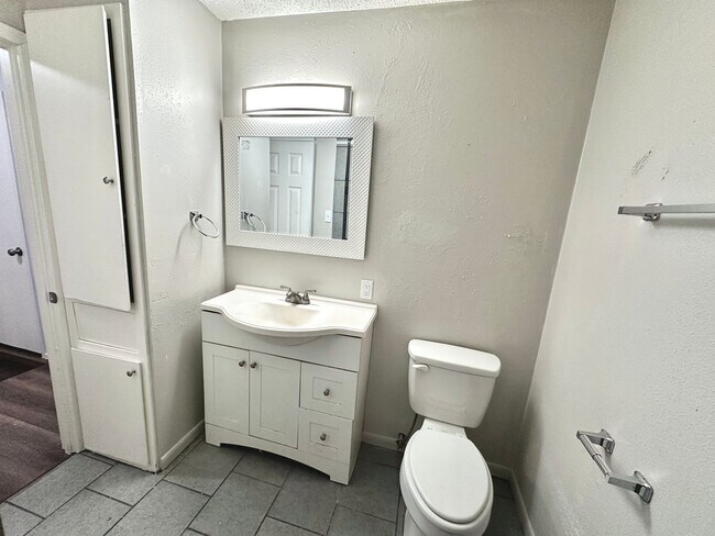 Building Photo - 3822 Southway Dr