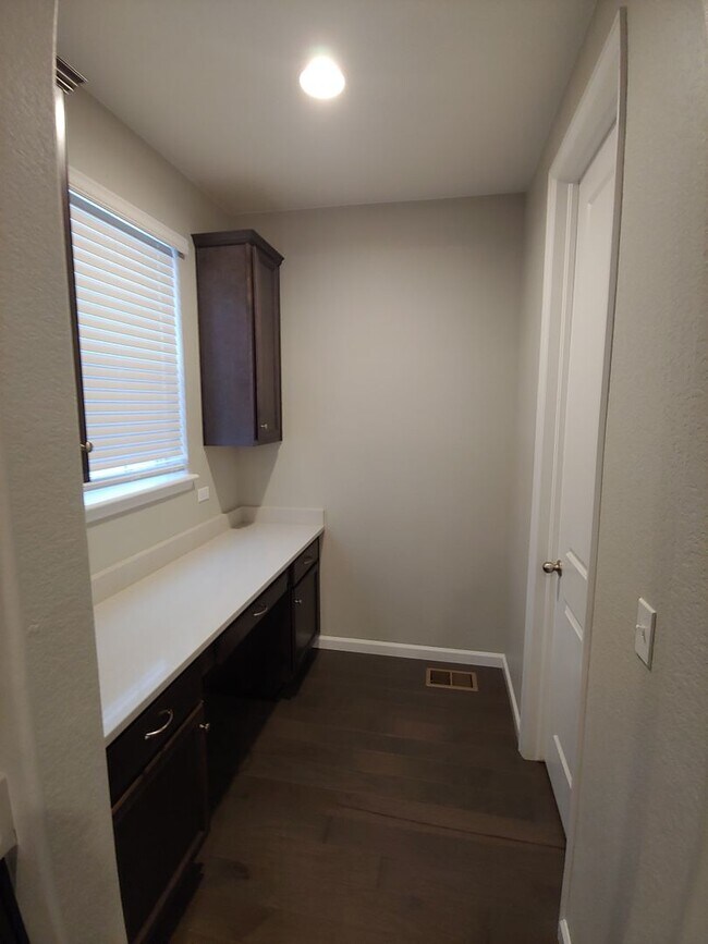 Building Photo - Gorgeous 4 Bed 3.5 Bath in Fantastic Location
