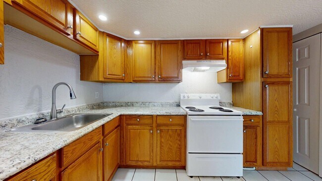 Building Photo - Elyria - fully updated two bedroom townhouse for rent!